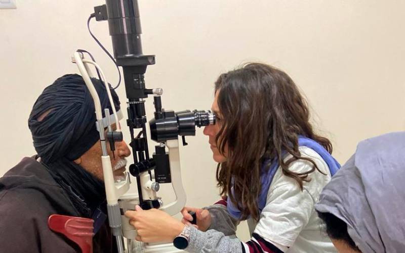 Una oftalmóloga del Sagrado Corazón realiza cirugías en el Sáhara