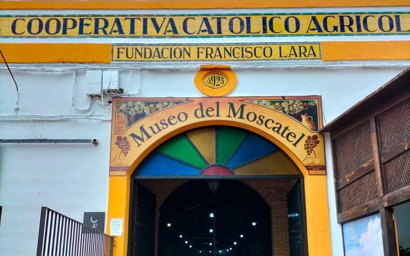 Entrada a la Cooperativa y Museo del Moscatel, en Chipiona (Cádiz). FOTO: T.L.