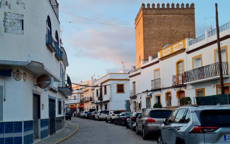 Calle Sevilla, una de las incluidas en el proyecto de regeneración urbana, con la Torre de los Guzmanes a la derecha (Foto: Consejería de Fomento, Infraestructuras y Ordenación del Territorio)