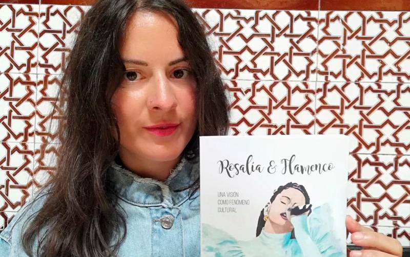 Anjanita posa con su libro sobre Rosalía y el flamenco.