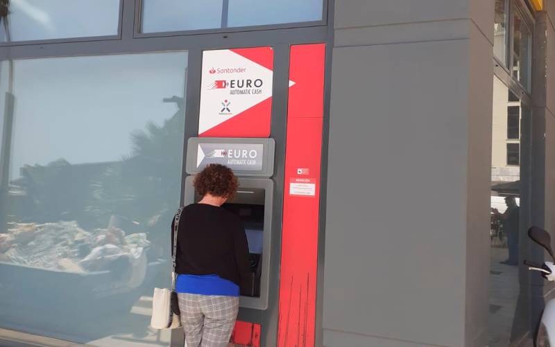 Ya está operativo el cajero automático en la oficina de Correos en Estepona