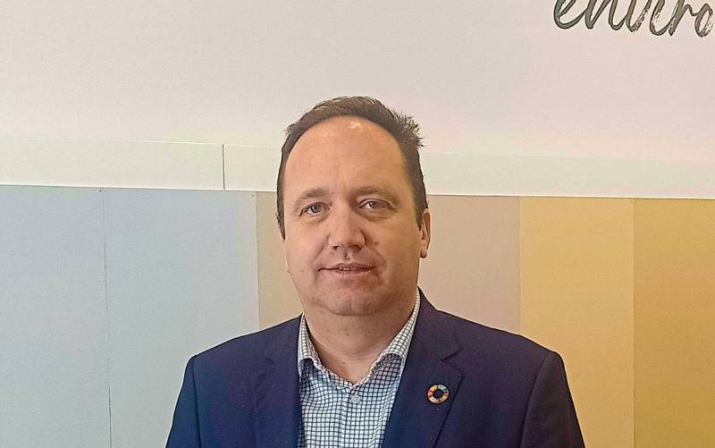 Antonio León, ha ampliado las instalaciones de su empresa Graphenstone en El Viso del Alcor. / EL CORREO
