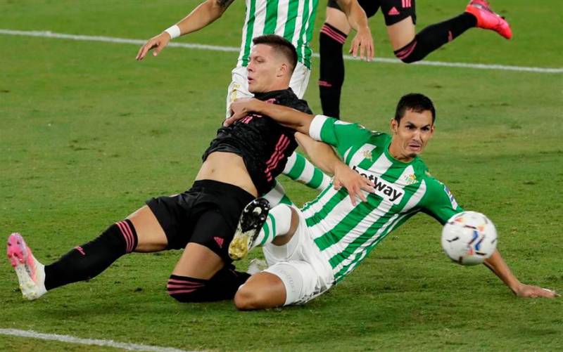Un polémico penalti permite al Madrid tumbar al Betis que jugó 25 minutos con 10
