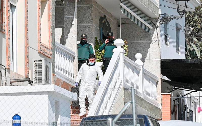 Agentes de la Guardia Civil salen de una vivienda en Fuentes de Cesna, pedanía de Algarinejo (Granada), donde ocurrieron los hechos. EFE/Miguel Ángel Molina