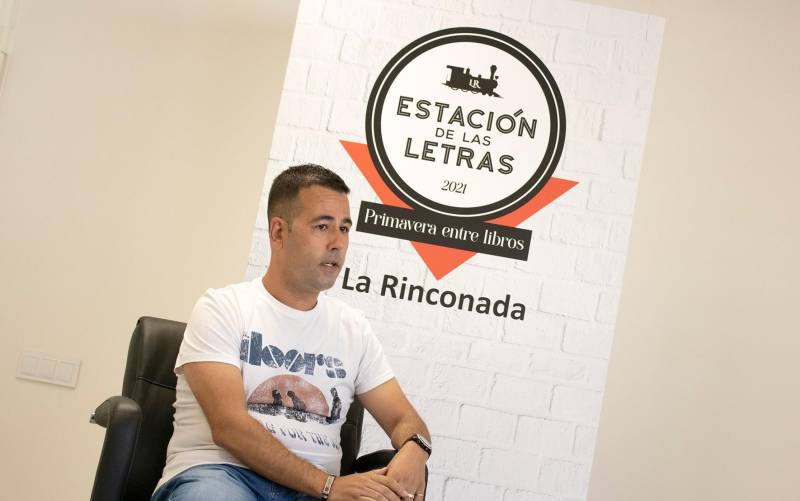 Emcharos, seudónimo bajo el que se encuentra el escritor Manuel Sánchez Ramos, en ‘La Estación de las Letras’ de La Rinconada. / Francisco J. Domínguez