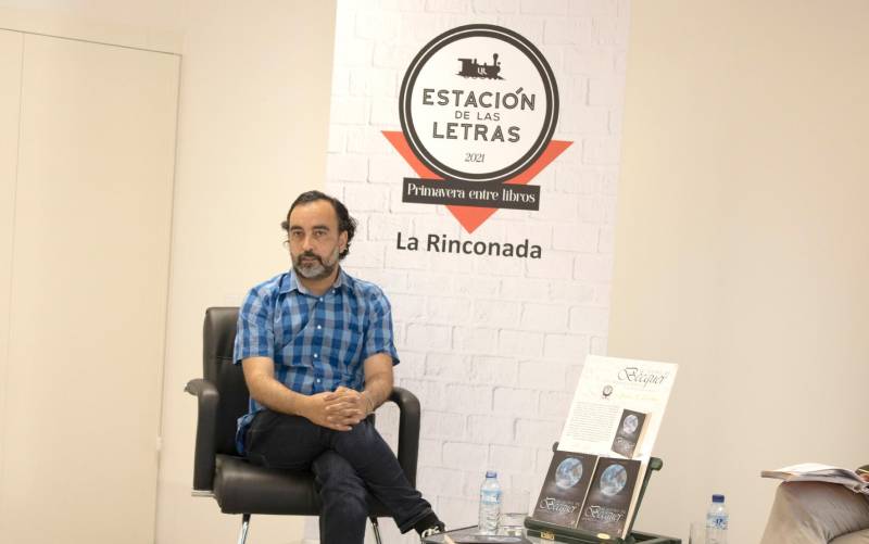 Juan Ramón Escobar, autor de ‘El sueño de Bécquer. Somnografía de Ricardo Martín’. / Francisco J. Domínguez