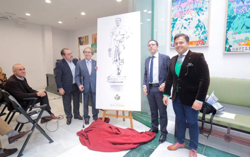 El escultor Manuel Martín Nieto junto al hermano mayor de la Macarena junto al primer boceto de su obra a finales de 2019.