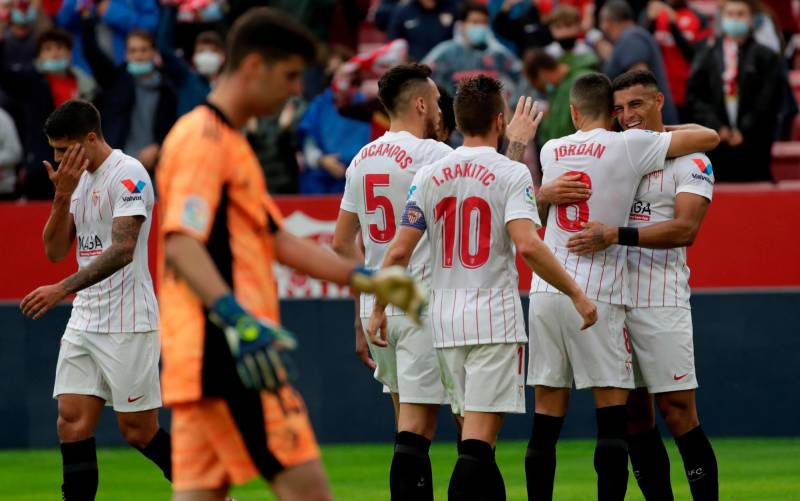 El defensa argentino del Sevilla Diego Carlos (i), celebra su gol contra Osasuna. EFE/Julio Muñoz