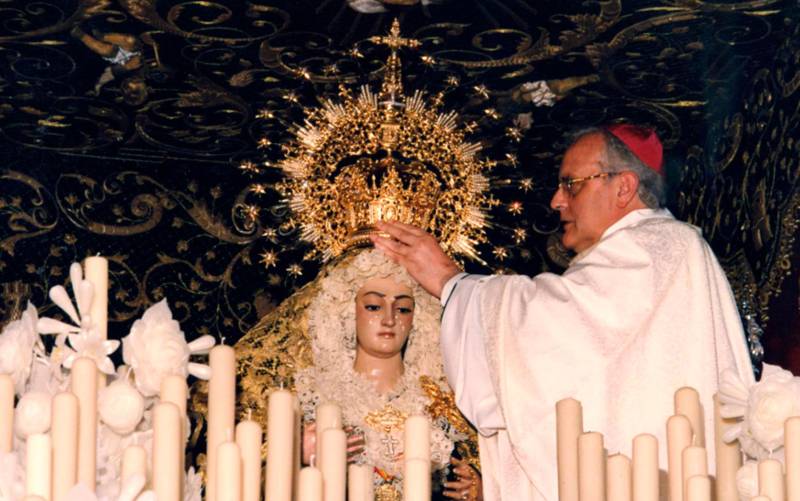 El entonces arzobispo de Sevilla, Carlos Amigo, coronó canónicamente a la Virgen de los Dolores en su Soledad el 15 de junio de 1996 (Foto: Hermandad de la Soledad).