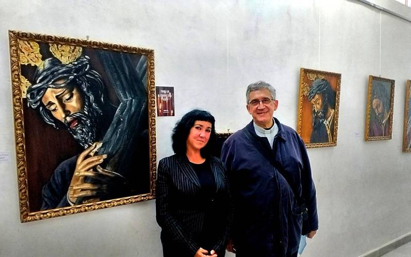 El párroco de S. Román y Sta. Catalina D. Francisco Blanc, con la autora ante las obras de la Exposición.