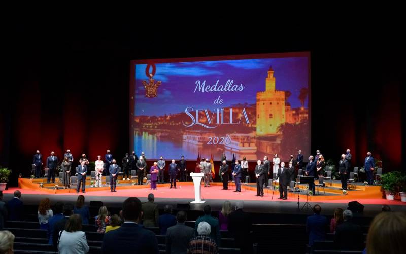  Sevilla entrega sus medallas con una «imagen de ciudad fuerte»