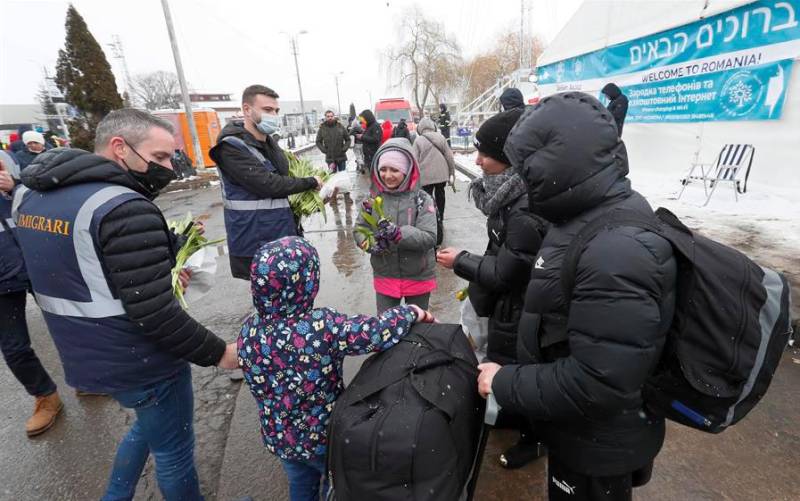 Dos bomberos sevillanos entregan cinco toneladas de ayuda humanitaria a Ucrania