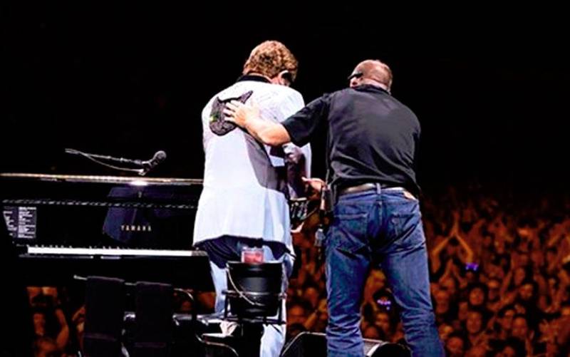 Elton John suspende un concierto al quedarse sin voz