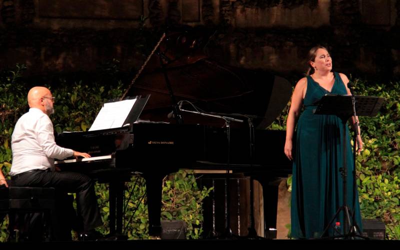 Un momento del magnífico concierto que ofrecieron ayer Marta Infante y Jorge Robaina en los Jardines del Alcázar. Foto: Actidea.