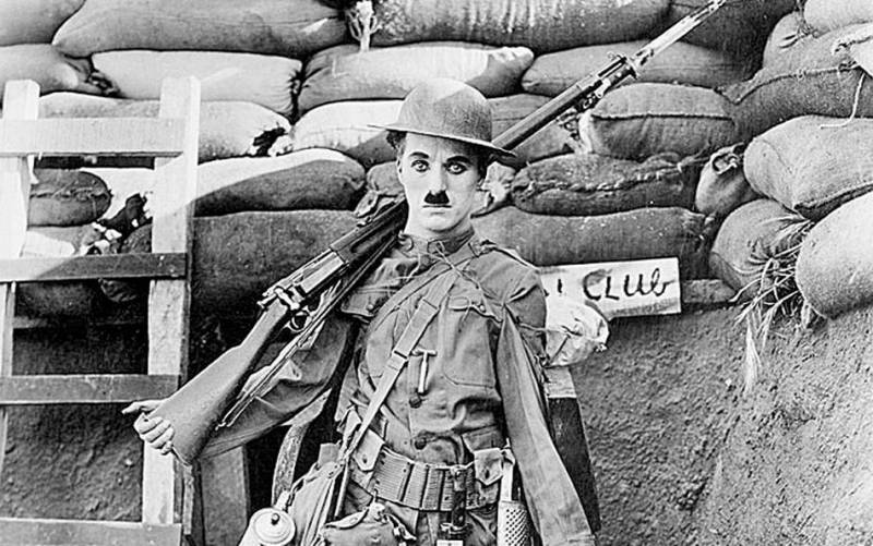 Una fotografía del rodaje de ‘Armas al hombro’ una sátira sobre la guerra interpretada por Chaplin. 