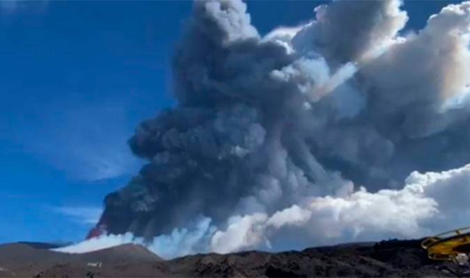 Erupción del Etna, con emisión de cenizas y lava