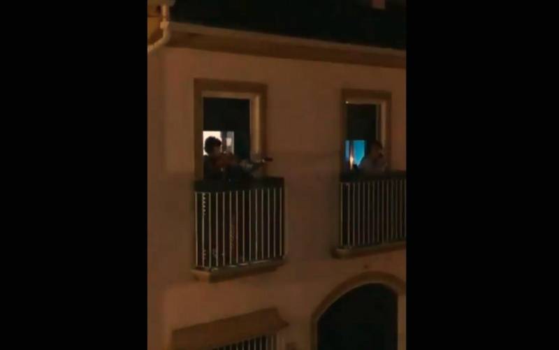 Marcos toca el himno de Sevilla con su violín desde el balcón. / Twitter