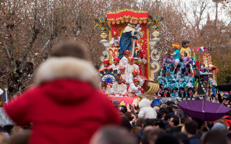 Cabalgata de los Reyes Magos en Sevilla. EFE/Raúl Caro.