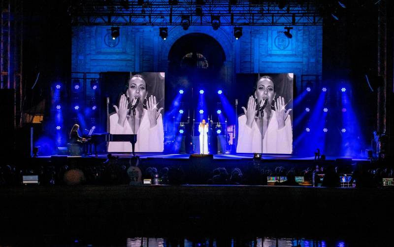 3.000 personas en el concierto de Mónica Naranjo en la Plaza de España