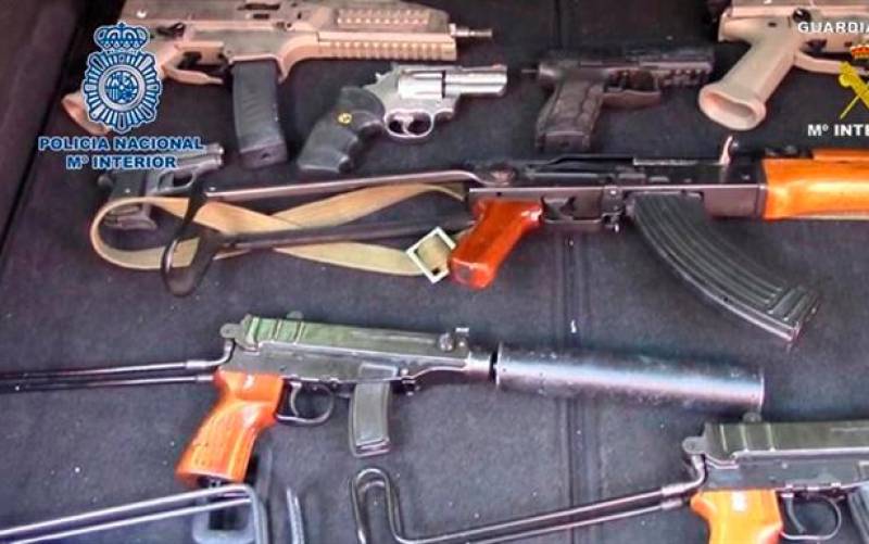 Armas de guerra para custodiar un arsenal de droga en Málaga