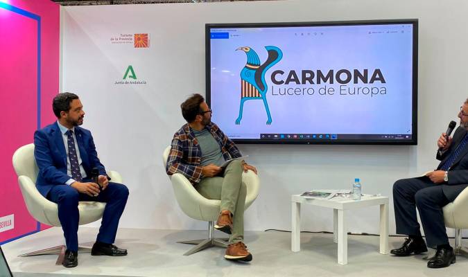  El Alcalde de carmona, Juan Ávila, presenta la nueva web de la marca “Turismo de Carmona”.