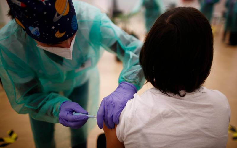  Una profesional farmacéutica recibe la vacuna contra la COVID-19. / E.P.