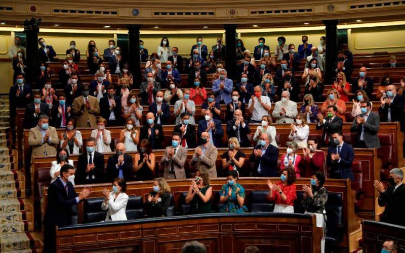 Políticos aplaudiendo y la casa sin barrer