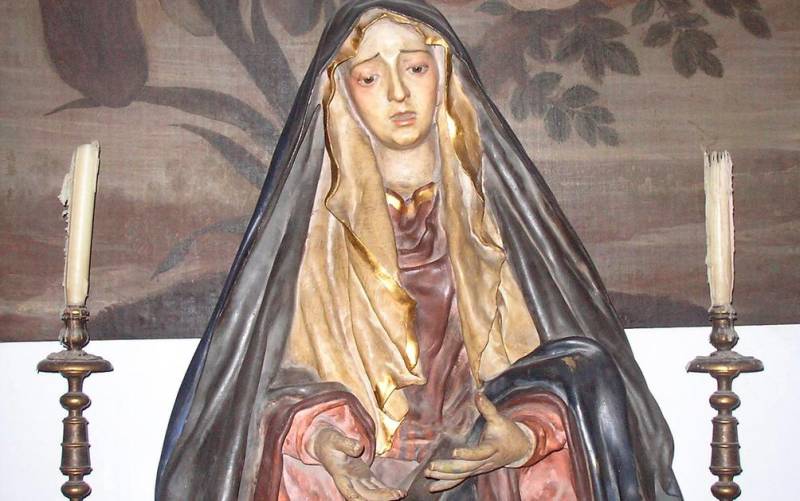  Antigua titular mariana de la cofradía del Silencio, obra de Cristóbal Ramos, en el patio central de la casa de la familia Ybarra.