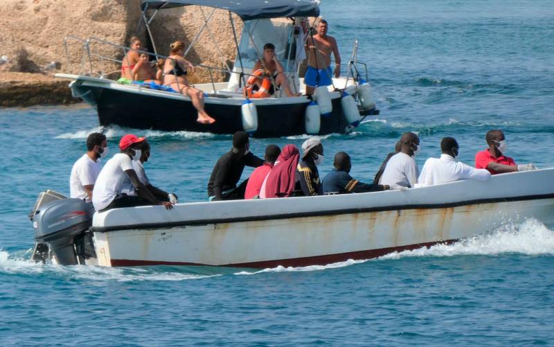 Migrantes llegando en barca a la isla de Lampedusa en una imagen de archivo. EFE/EPA/ELIO DESIDERIO