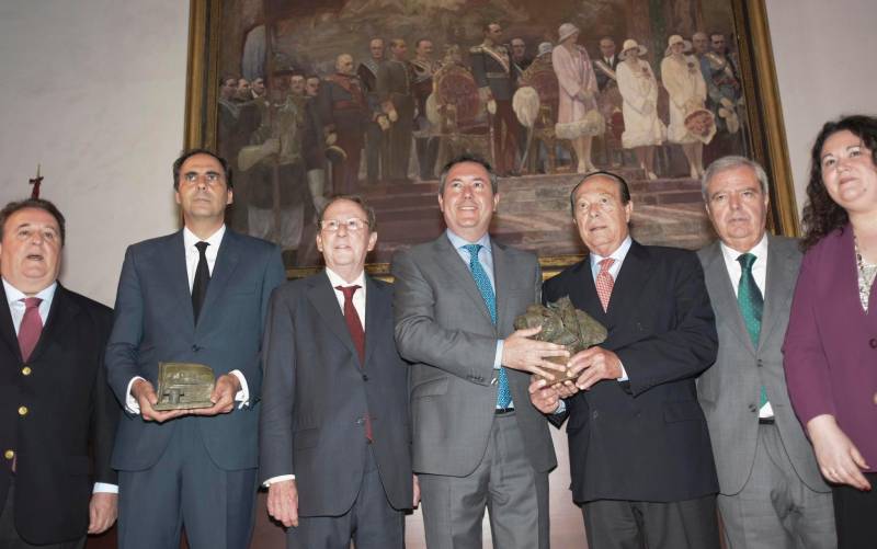 Curro Romero recogió el premio ‘Ciudad de Sevilla’ en nombre de Barceló en 2017. / Manu Gómez
