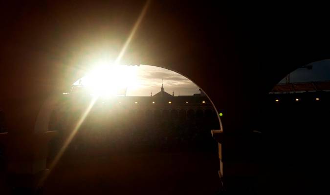 <p>El sol de Poniente se escapa de los graderíos maestrantes el pasado domingo. Foto: Rubén Melero</p><p>Observatorio Taurino</p>