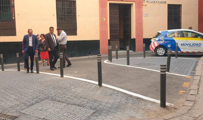 Buscan soluciones en Muñoz y Pabón y Álvarez Quintero contra los aparcamientos indebidos