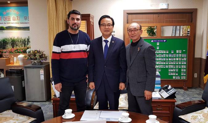 Rueda con el gobernador del condado de Changnyeong, en Corea del Sur, con quien buscan una vía de colaboración para el documental.