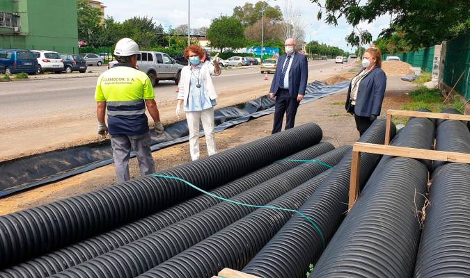 Emasesa reanuda la instalación de un sistema de drenaje sostenible en la avenida de Séneca