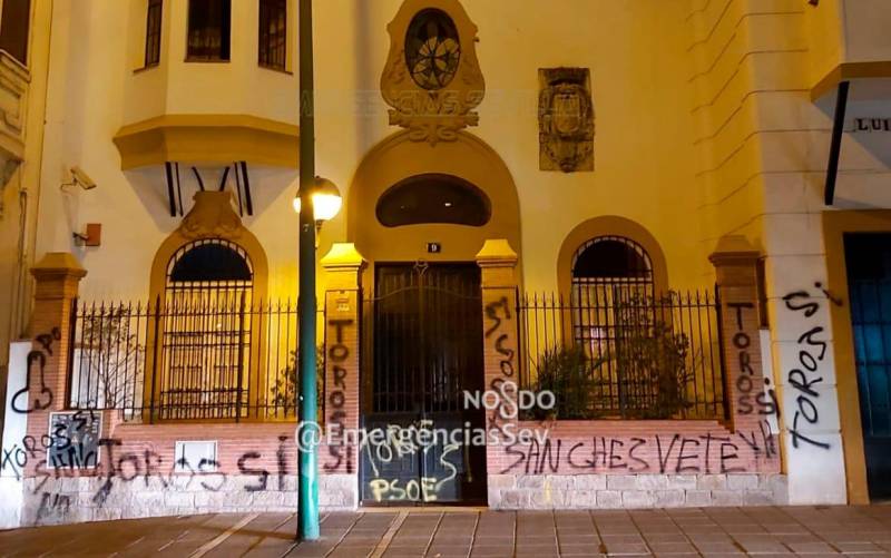 Denunciados tres hombres por las pintadas en la sede de PSOE