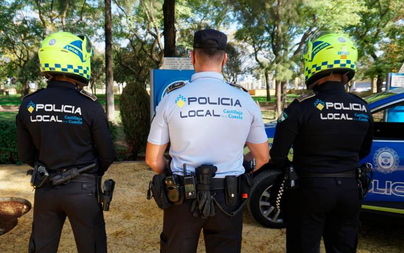 Uniformes de la Policía Local de Castilleja. / El Correo 