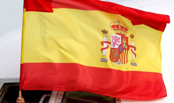 Denuncian la expulsión de 30 alumnos por colgar una bandera española