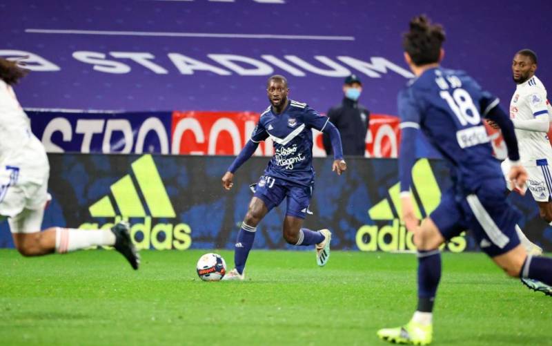 Sabaly conduce el balón en un encuentro ante el Lyon / Foto: Girondins de Bourdeos