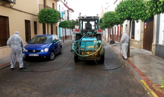 Tractoristas desinfectando Los Palacios. / El Correo