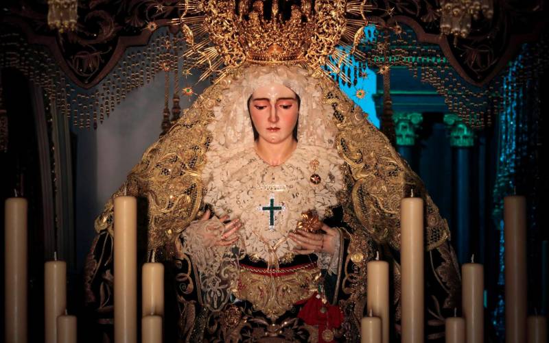 María Santísima de las Angustias Coronada, titular de la hermandad de la Vera-Cruz de Alcalá del Río, en su paso de palio (Foto: Hermandad de la Vera-Cruz)