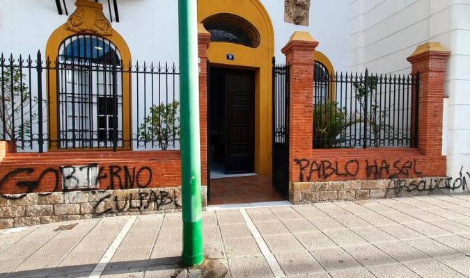 Pintadas en apoyo a Hasel en la sede provincial del PSOE