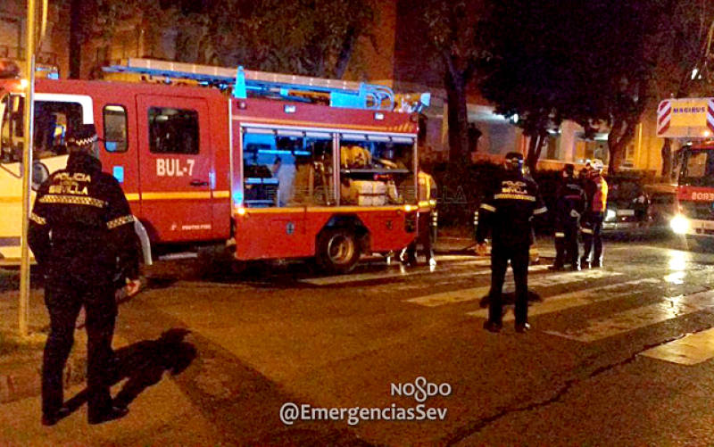 Imagen de vehículos de bomberos en la zona. / Emergencias Sevilla