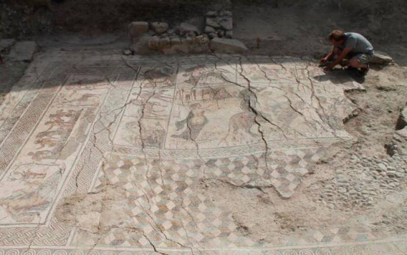 El enorme mosaico romano de Écija fue descubierto en el yacimiento de Plaza de Armas de Écija en mayo de 2015. / M.R.