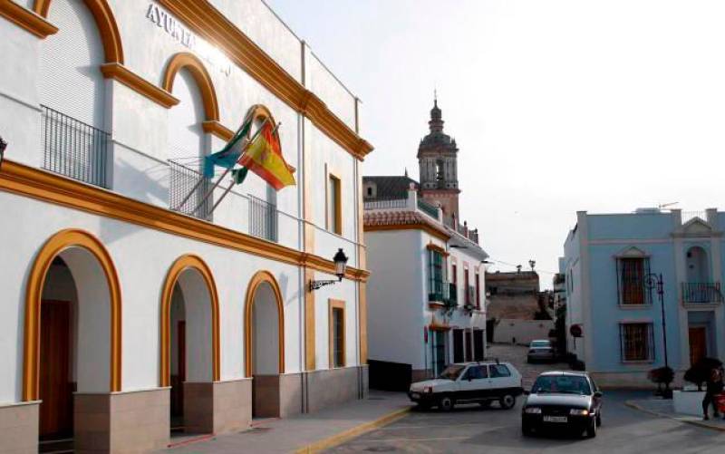 La plaza del Ayuntamiento de Las Cabezas de San Juan. / Javier Cuesta