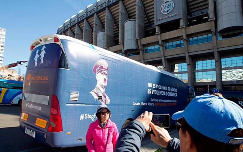 El autobús de HazteOír en Madrid. / EFE