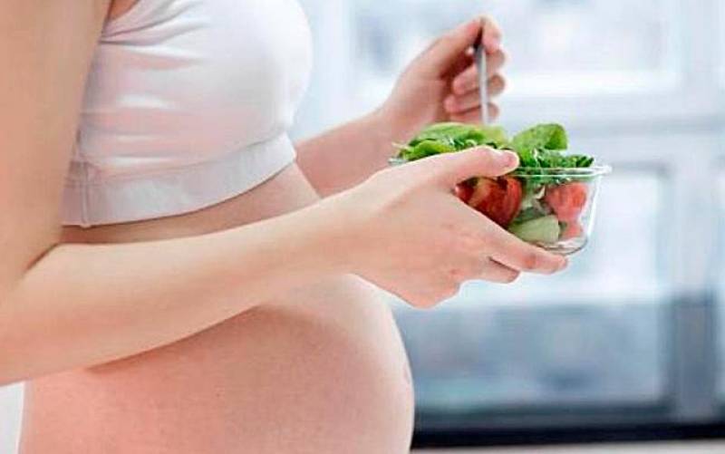 Durante el embarazo ocurren multitud de cambios en el cuerpo de la mujer, incidiendo muchos de ellos en sus necesidades nutritivas. / Freepik