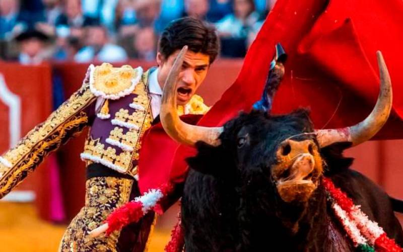 El diestro Pablo Aguado en su segundo toro en la Feria de Sevilla. EFE/Raúl Caro.