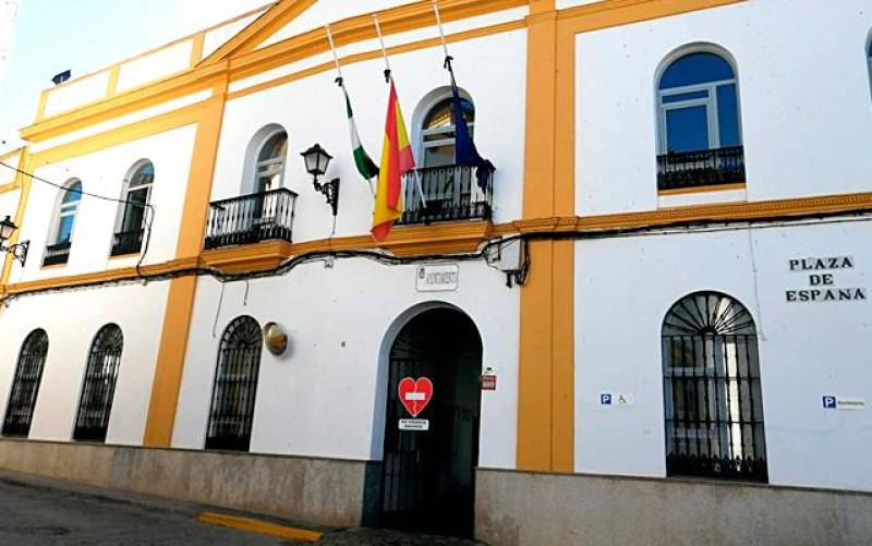 Fachada del Ayuntamiento de El Pedroso. / El Correo