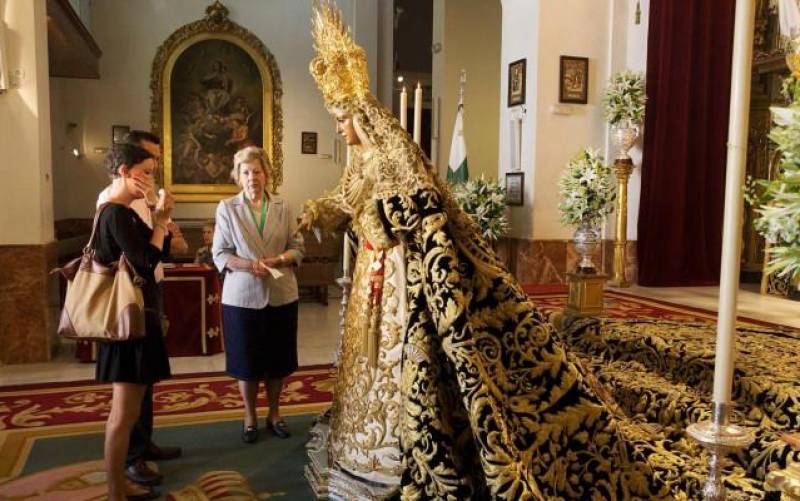 La Virgen de la Esperanza de Triana en su anual besamanos de diciembre. 