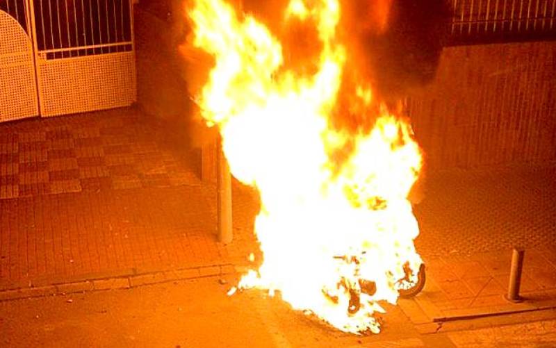 Dos motos quemadas tras un enfrentamiento entre seguidores de la Lazio y del Sevilla